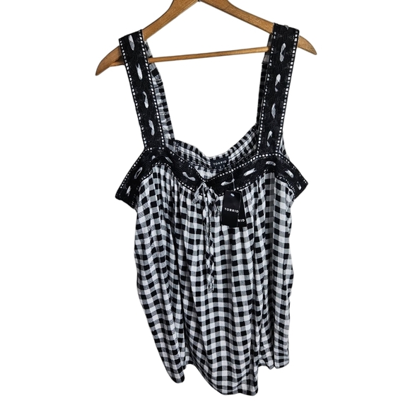 NWT Torrid Black and White Checkered Gauge Crochet Lace Trim Tank, Size 3 - Picture 2 of 8